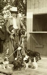 Marie på hundeutstilling? Bilde fra Marie Knudtzon (1879-196