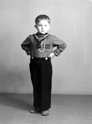 Foto av en ung gutt, trolig fra Tingvoll kommune. Bildet er 