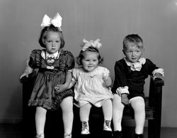 Portrett av to piker og en gutt. Barna er trolig fra Tingvol