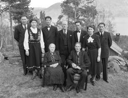 Sittende foran f.v. Marit Rausandhaug, født 24. august 1871,