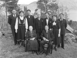 Sittende foran f.v. Marit Rausandhaug, født 24. august 1871,