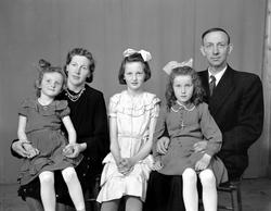 Helga og Ole Eide med barna, Helen, Elsa og Astrid. 
Fra Nor