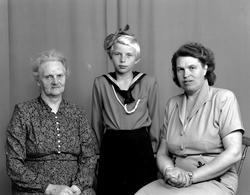 Erna og Marit Groven. Den siste personen er ukjent. Fra Nord