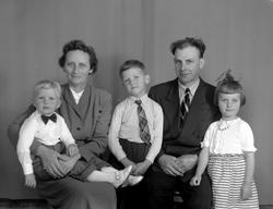 Amanda og Martinus Reinset, med barna Trond, Kåre Oddvar og 