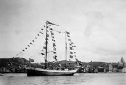 En galeas.  Nordlandet kirke th. Fra Nordmøre Museums fotosa