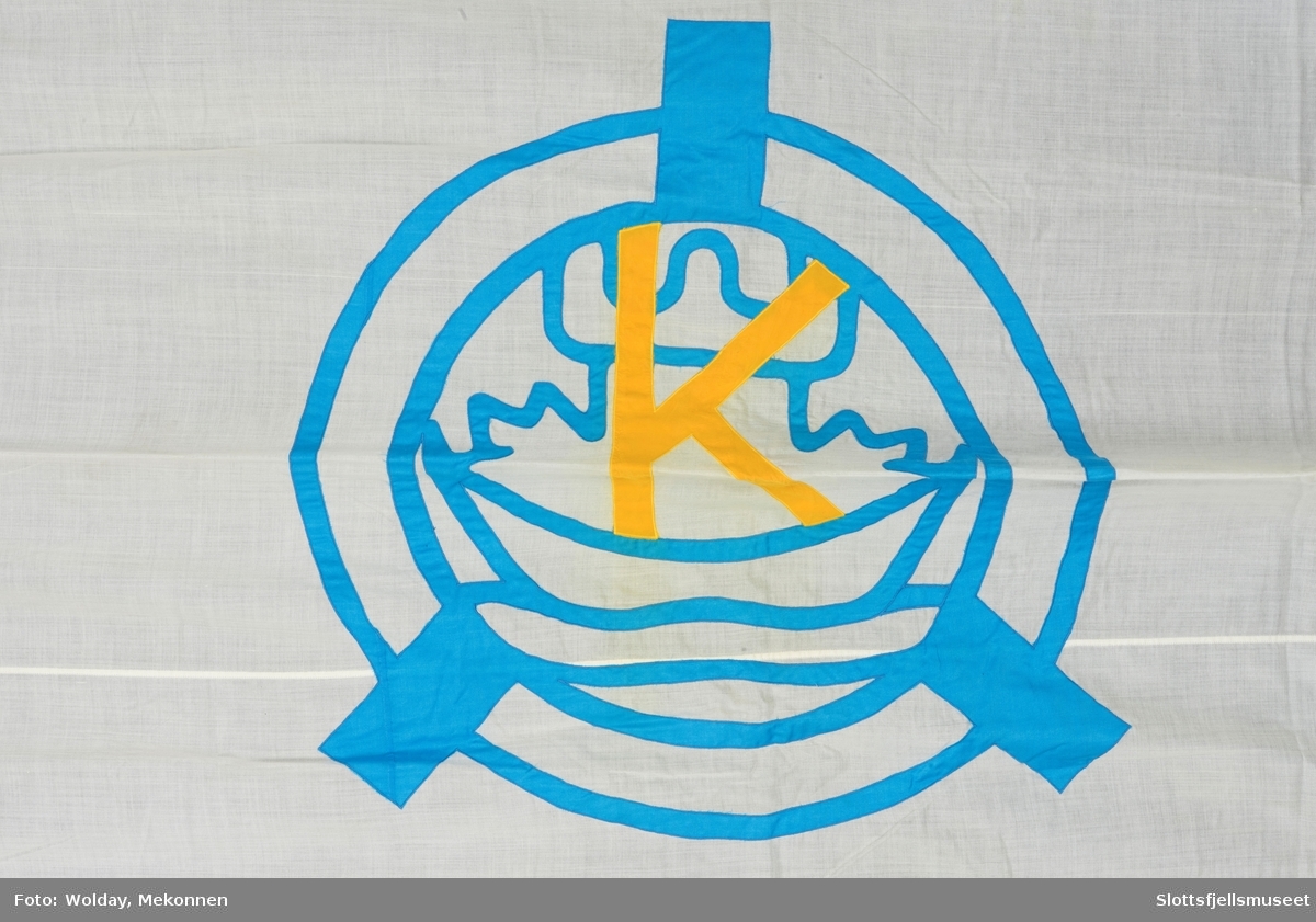 Bedriftsflagg "Kaldnes". Hvit bunn med blå dekor og gul K.