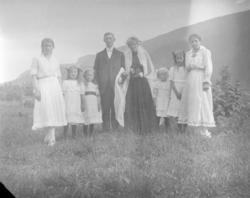 Brudepar med brudepiker, ute