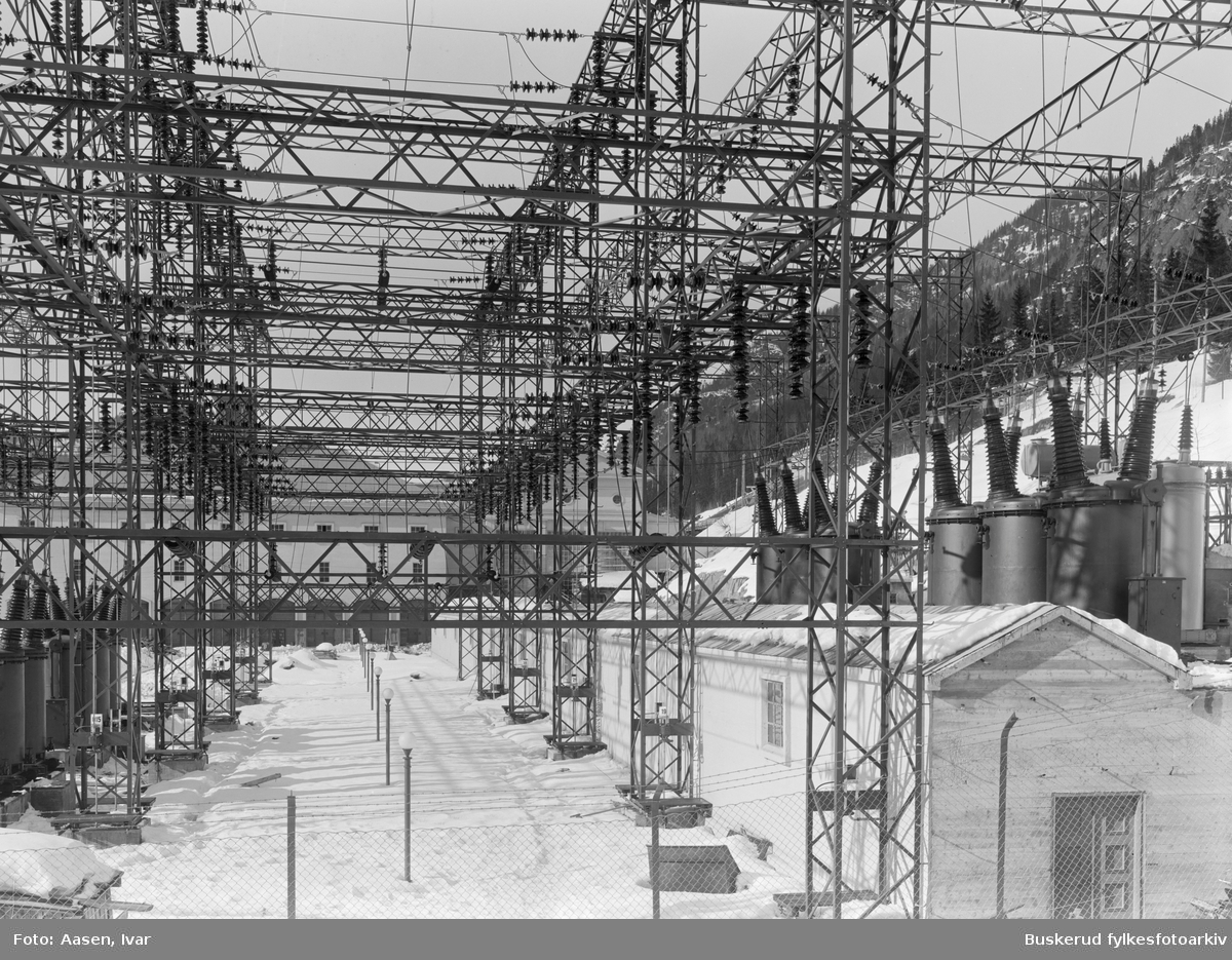 Transformator
Bygging av Nore 1
I 1915 begynte arbeidet med å demme opp Tunhovdfjorden, dammen ble ferdigstilt i 1920. Da denne var ferdig begynte byggingen av selve vannkraftverket. Kraftverket stod ferdig i 1927, og produserte strøm året etter.Ved ferdigstillingen var Nore I det største kraftverket i Nord-Europa