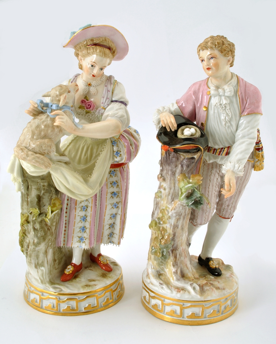 Två figuriner i porslin, gosse med fågelbo och flicka med lamm. Meissen.