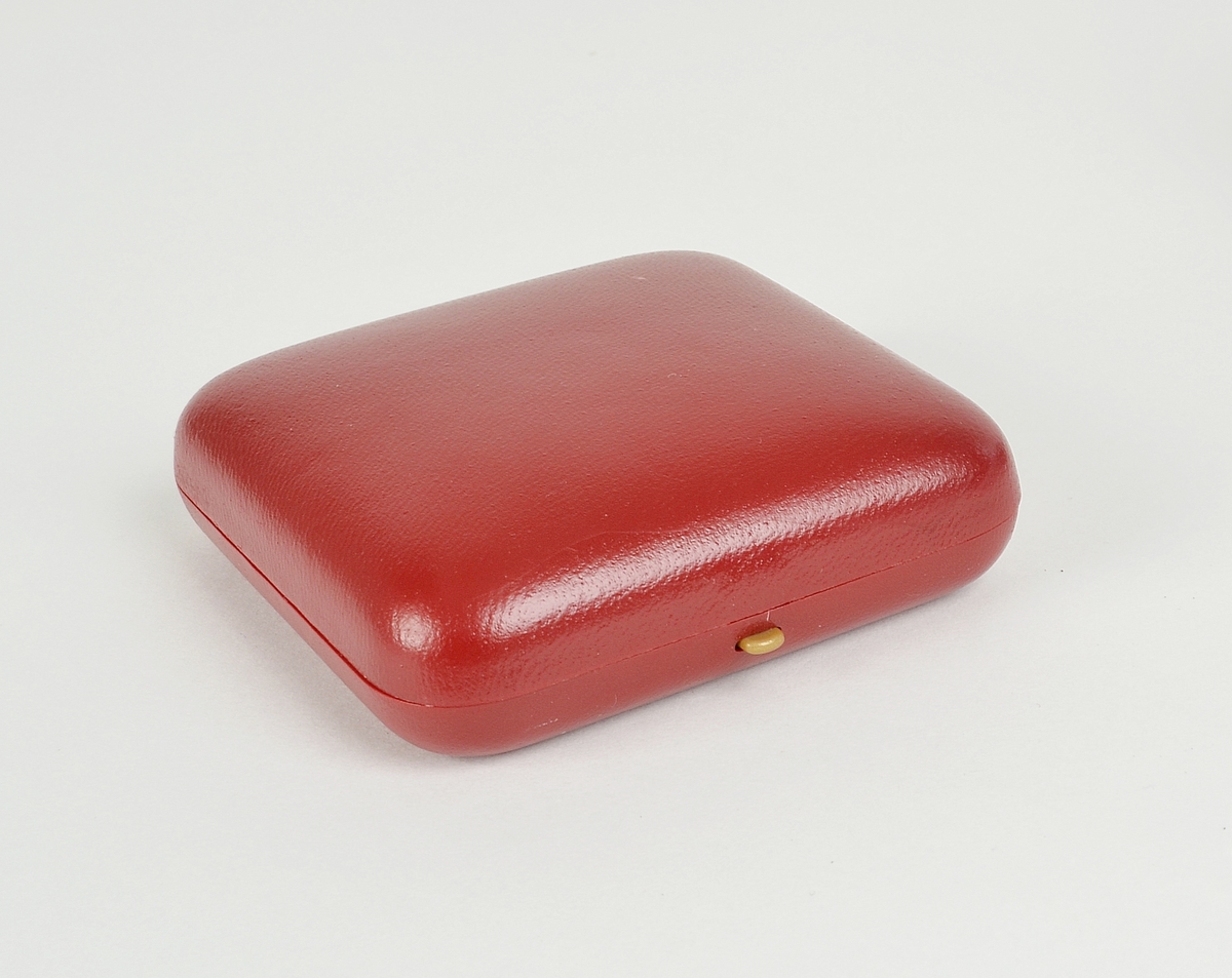 Medalje i rødt etui.