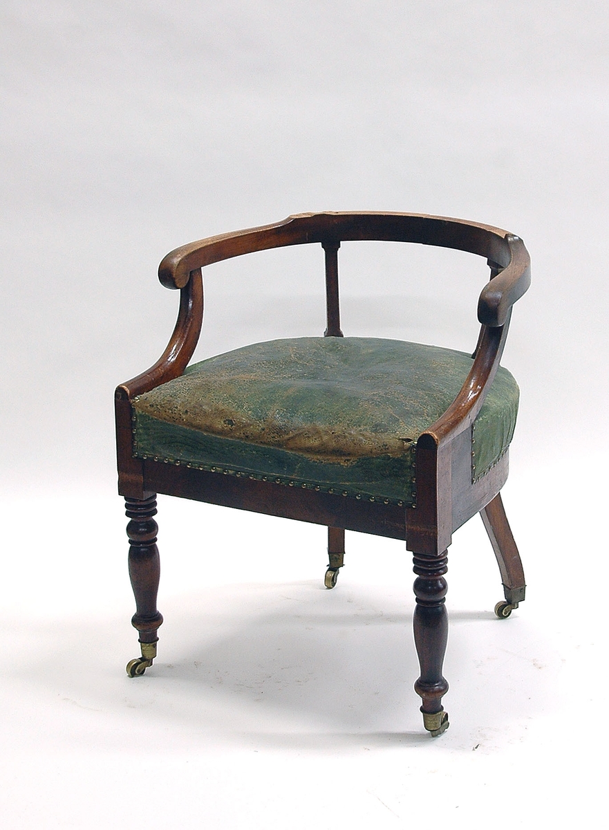 Acc. kat: Stol, mahogny, använd av P.C. Rettig som kontorsstol, klädd med grönt läder.