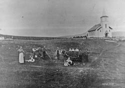 Slåttonn, personer, hest, kirke.