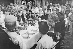 Personer, klær, dekket bord.