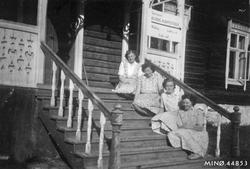 Gruppebilde. Fire kvinner på trappa til Alvdal kaffestuggu