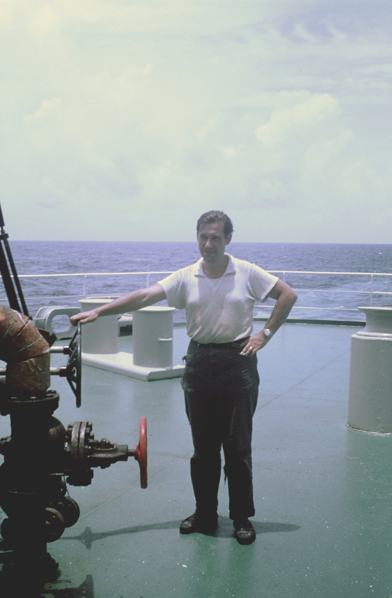 Besätningsmannen Björn Edholm på däcket till Salén-tankern SEVEN SKIES (ursprungligen MALMOIL), som 6 oktober 1969 exploderade och sjönk väster om Indonesien.