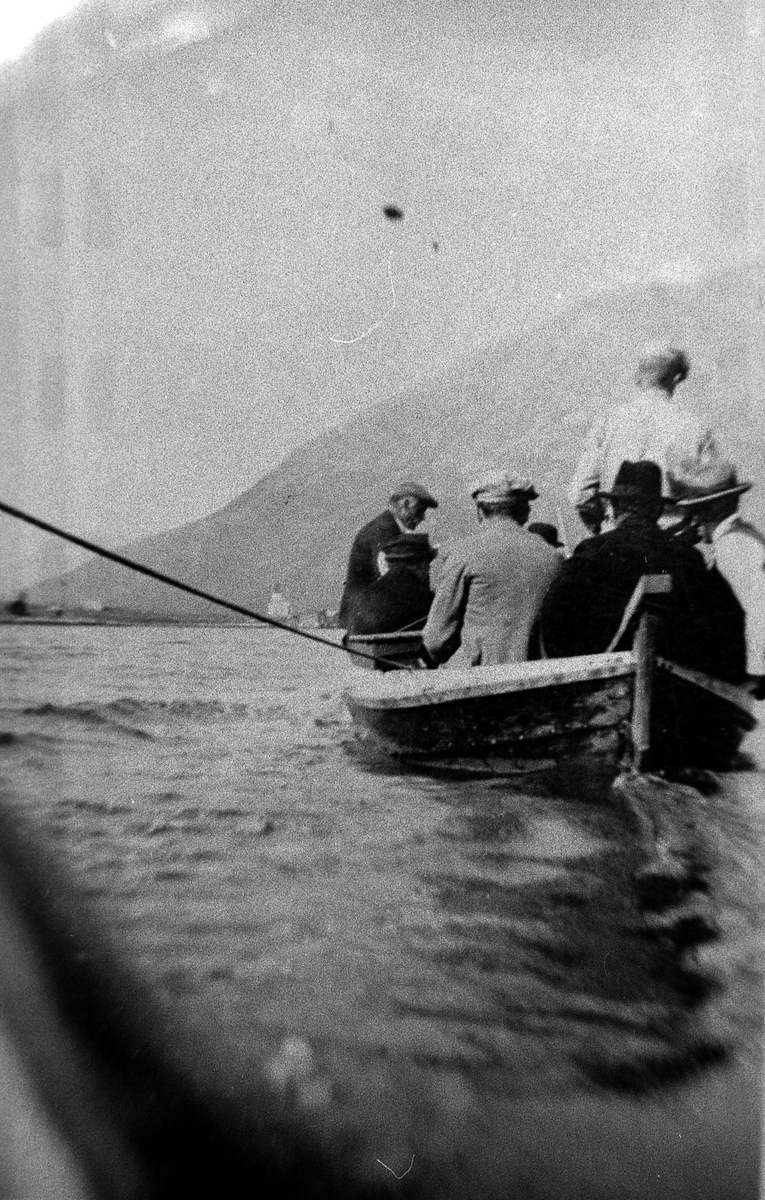 Liten båt på slepetur til kirka på Stonglandseidet med motorbåten "Kjapp", tilhørende Wilhelm Lekang eller Fredrik Olsen. 1920-30