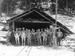 Bygging av kraftverket Nore 1 
Gruppe arbeidere foran en tu