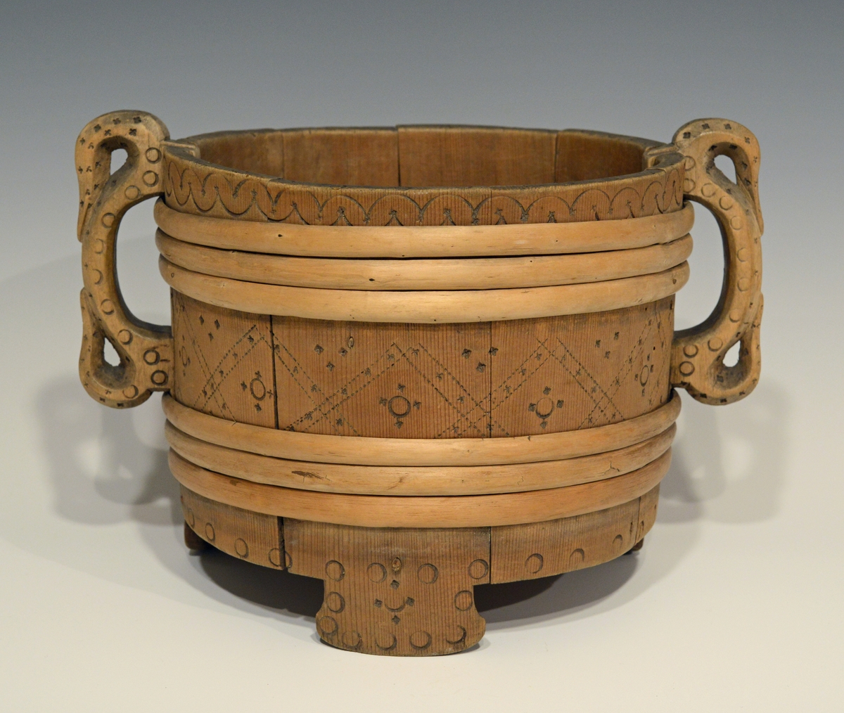 Ornamenter. Innskrift.