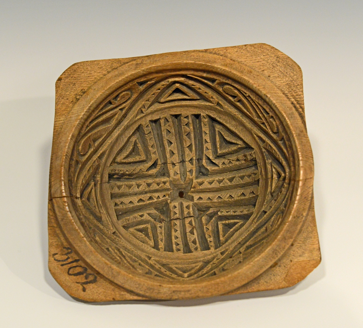 Fra protokollen: 
Rund, halvkugleformig. 4 ører som haandtak.
Smørformen har et lite hull i midten og det ene hjørnet mangler en del.