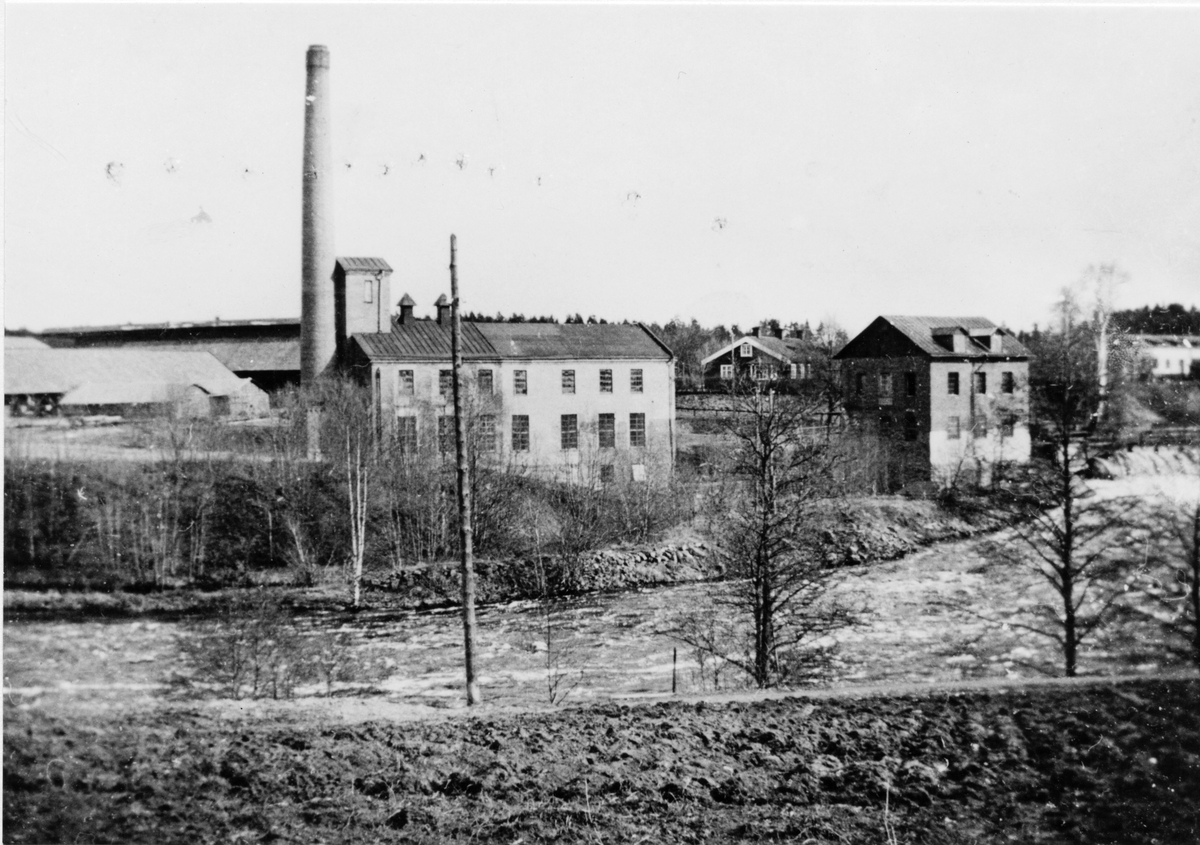 Åbyfors,
I mitten: mekanisk verkstad-smidesverkstad. Till höger: kraftstationen. I bakgrunden till vänster skymtar tegelbruket