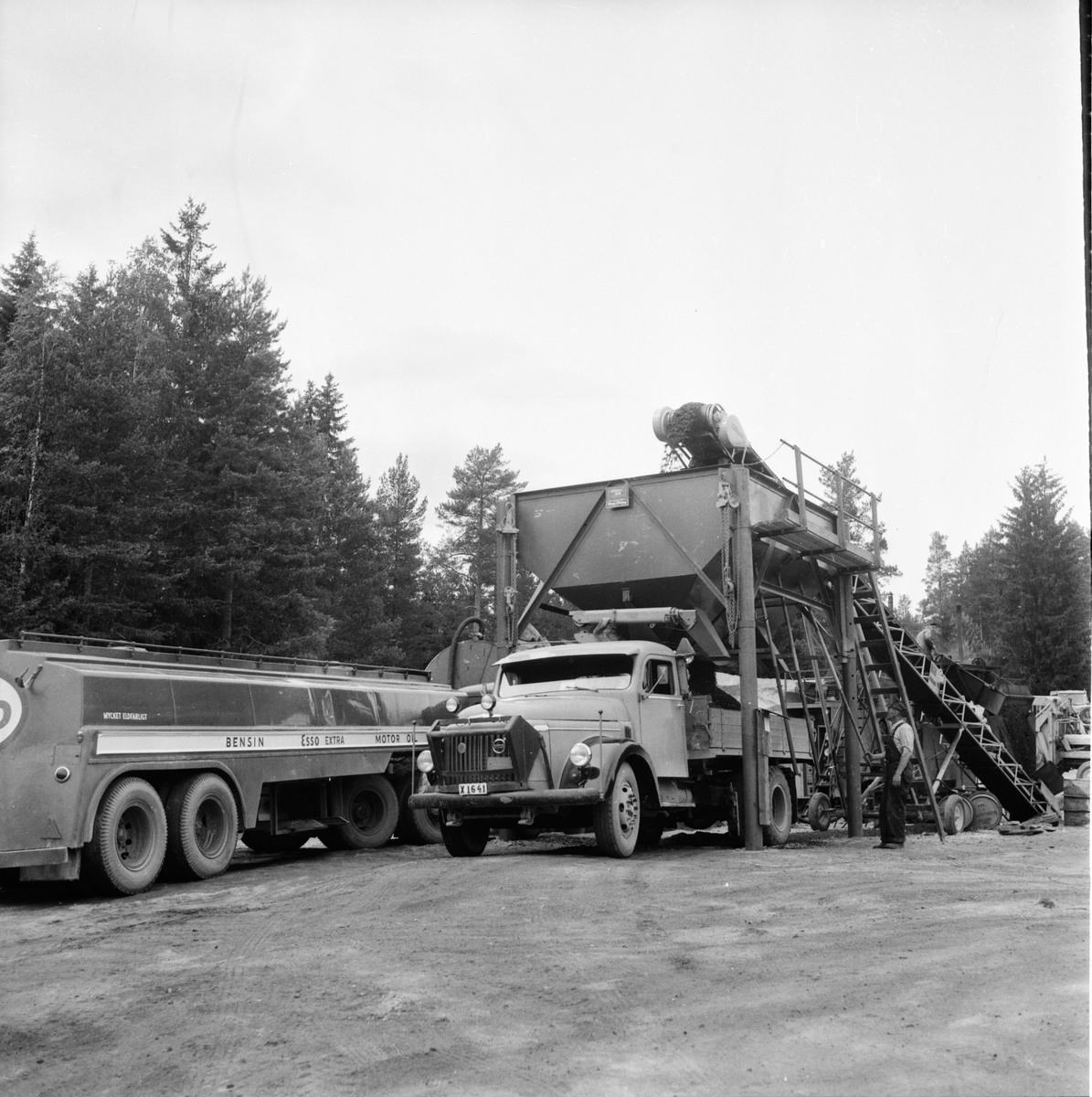 Oljegrus sprides i Runemo. 18/7 1958 - Länsmuseet Gävleborg ...