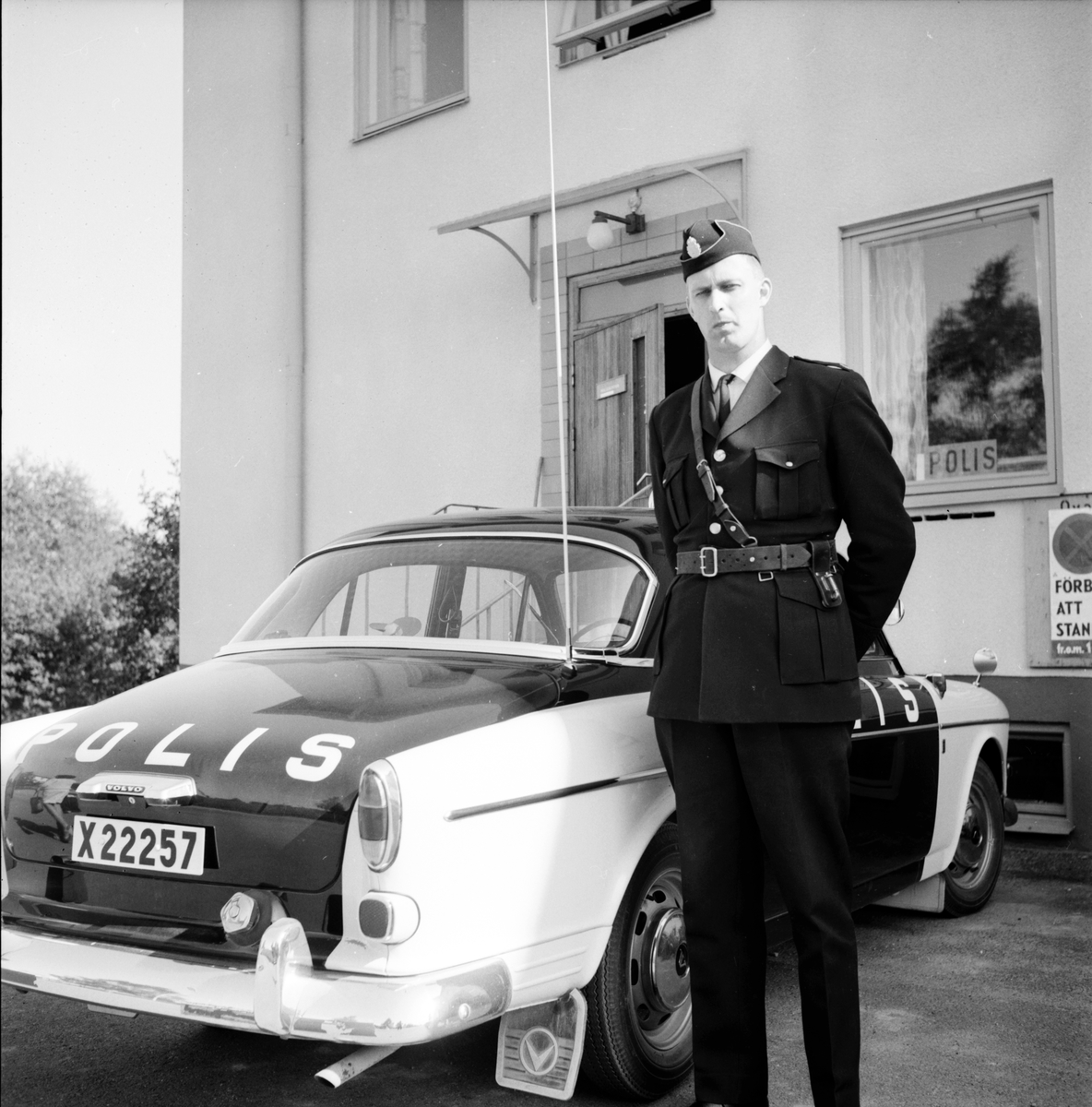 Edsbyn, Kvällsgymnasiet, polisman Sune Martinsson, vid sidan av en Volvo Amazon.