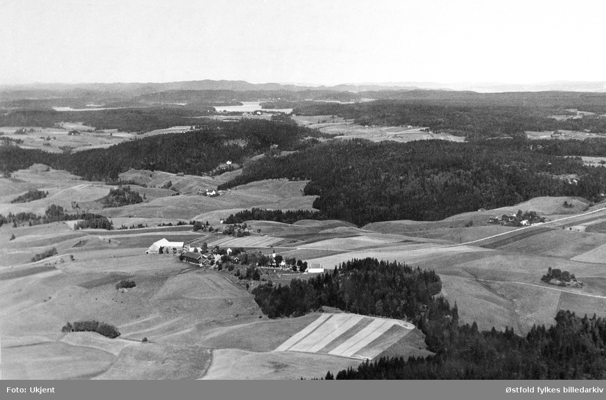 Hovin kirke med Lyseren  i Spydeberg, flyfoto 1935.