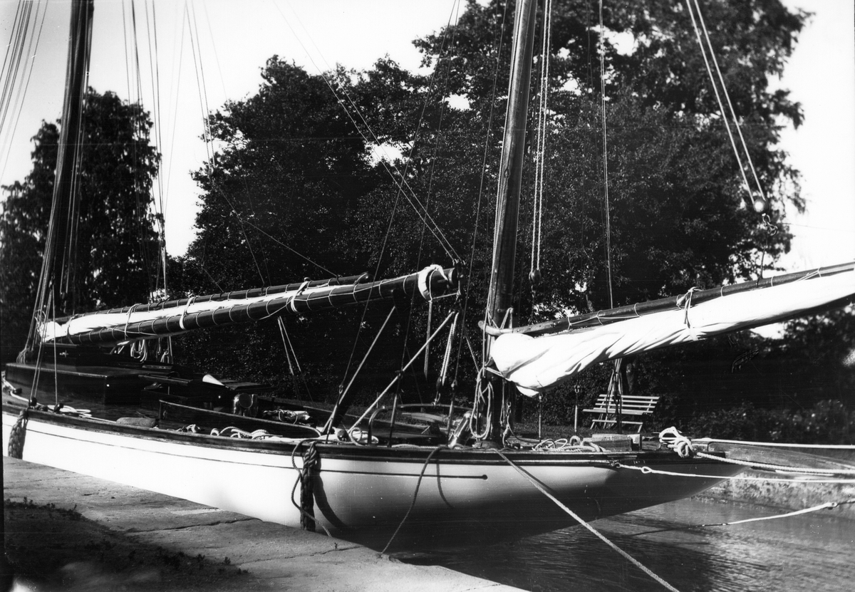 "Ingvor" i väntan på slussning, Göta kanal. Foto 1923.