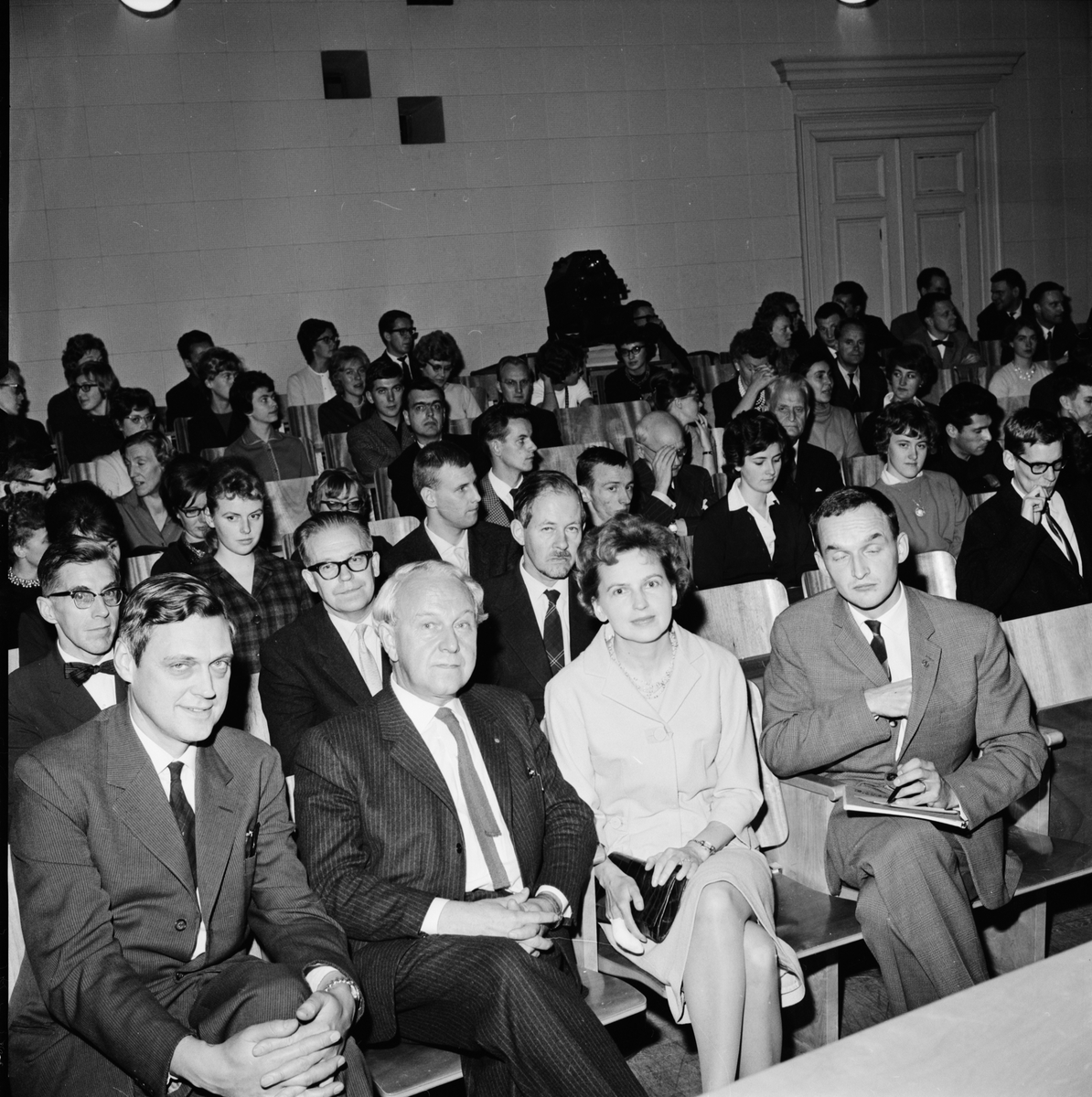 Språkvårdssamfundet - "spirituellt kåseri inledde diskussion om tidningssvenska", Uppsala 1962