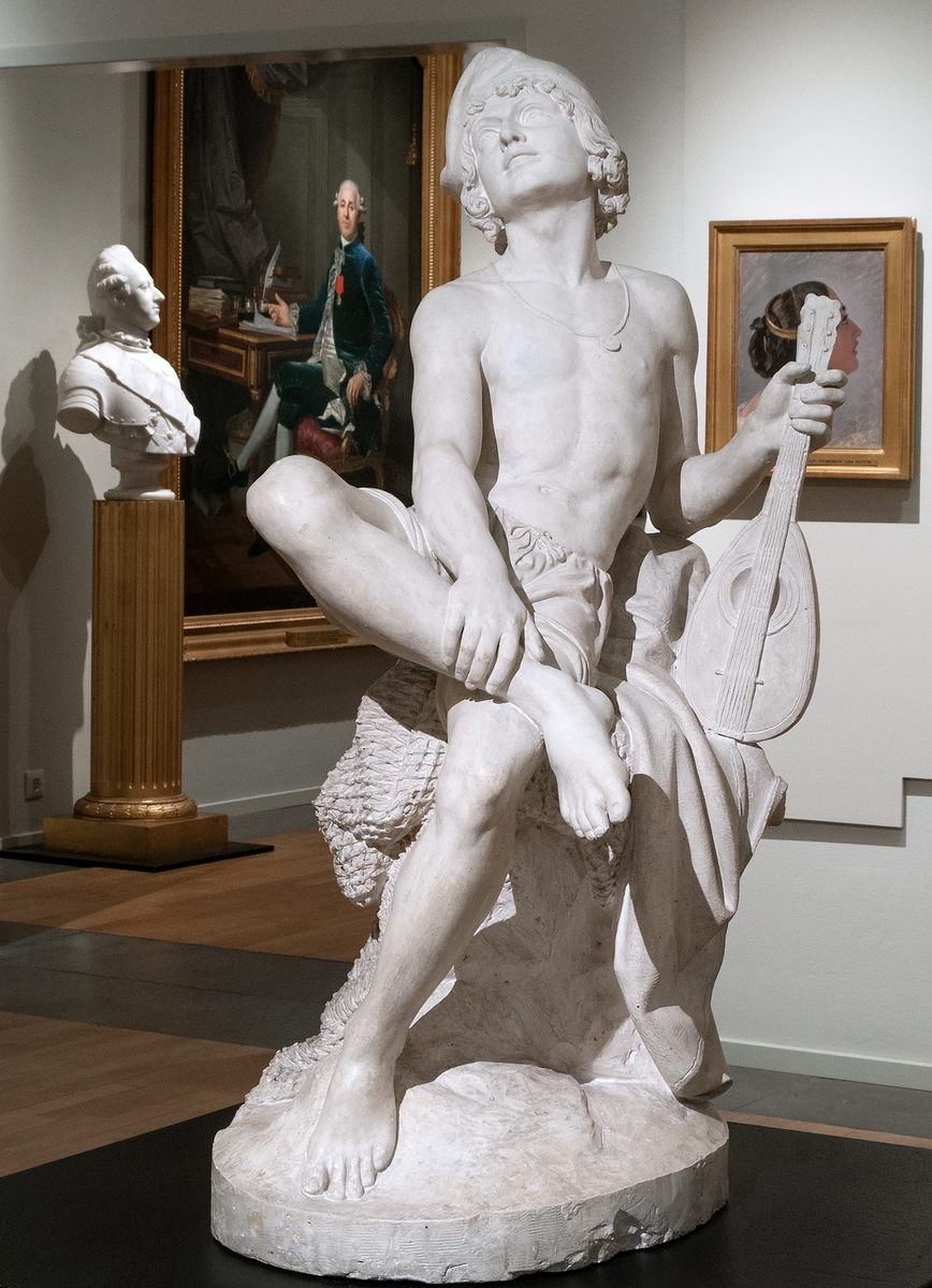 Originalgips utförd av skulptören C. G. Qvarnström. Statyn i marmor finns i Nationalmuseum med titeln Napolitansk fiskargosse samt i parian med titeln Neapolitansk fiskargosse.