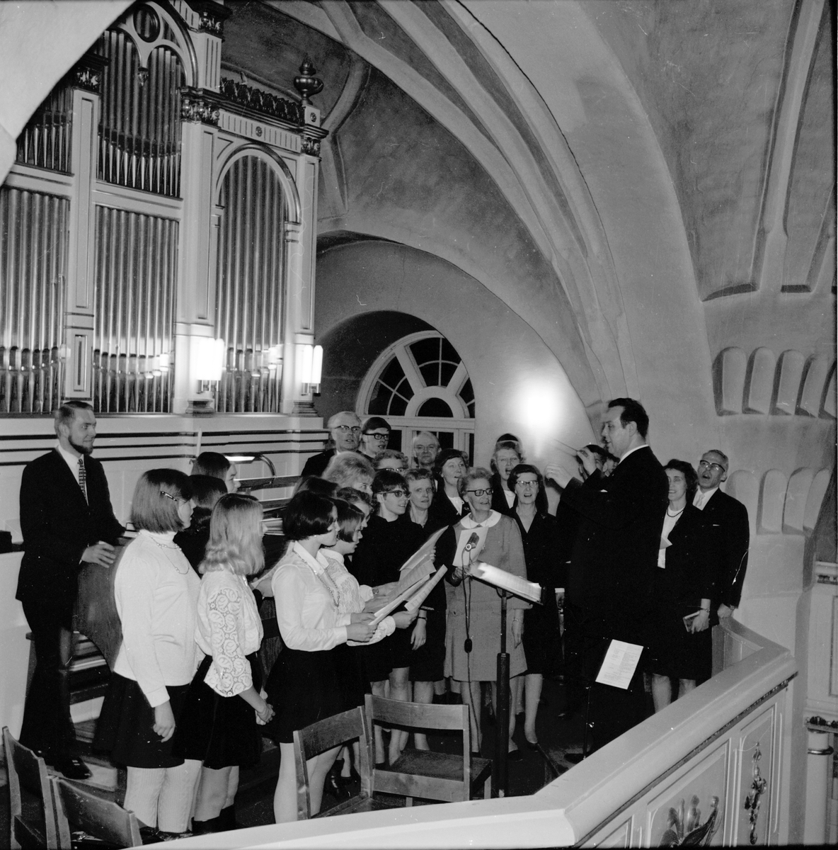 Arbrå kyrkokör med kantor Lingman.
Kyrkokonsert,
Musikandakt i Arbrå kyrka,
2 Februari 1969