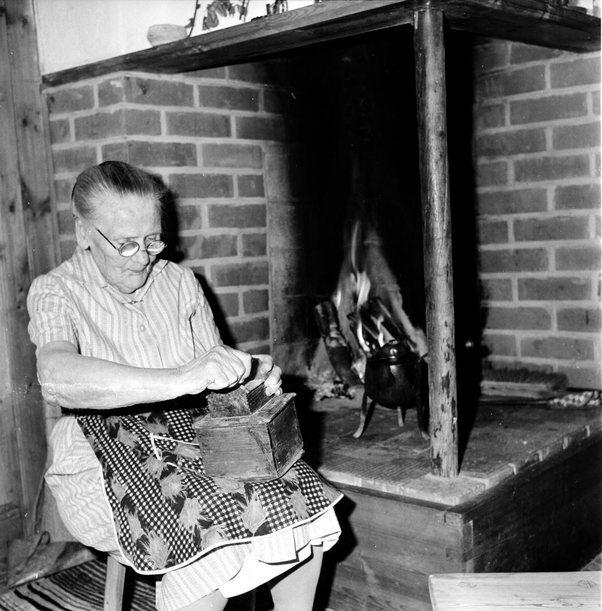 Möckelåsen, Arbrå,
Hos 92-åriga Bopigan Margareta Kallin,
2 Aug 1966
