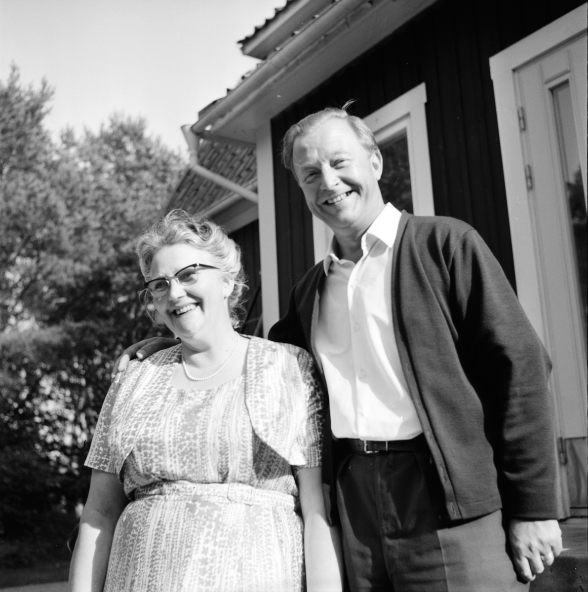 Komminister Gustav Björklund med Fru vid prästgården
Länna kyrka. 23/8-1965