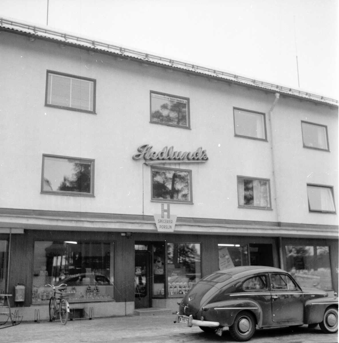 Furudal, affärsbyggnad med Volvo PV444.
Orenappet gör upp,
22 Febr. 1959