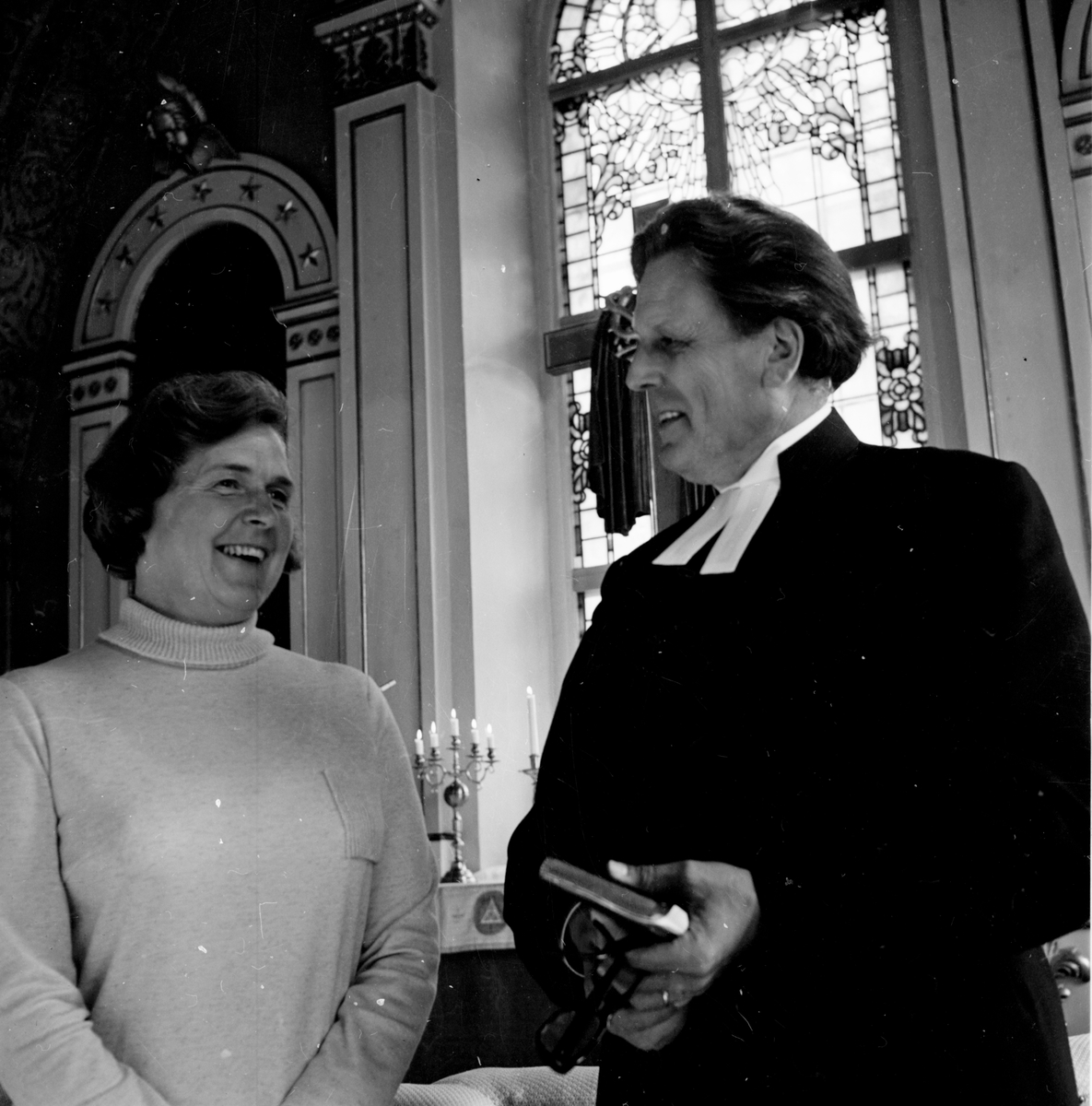 Arbrå,
Fru Jonäng i kyrkan tillsammans med prästen Öhgren.
Okt 1970