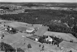 Spydeberg kirke og skole, flyfoto.