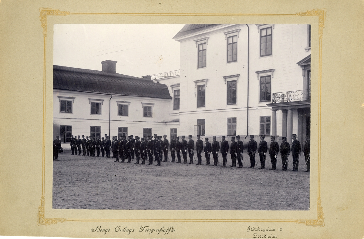 Infanteriets skjutskola uppställd på gården framför Rosersbergs slottet, 1900.