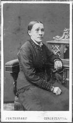 Portrett i atelier av ukjent kvinne i halvprofil,visittkort,