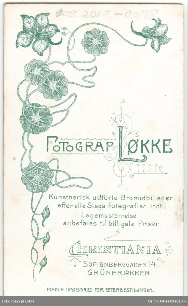 Portrett av ukjent kvinne med to barn, visittkort, ca. 1890- 1900.