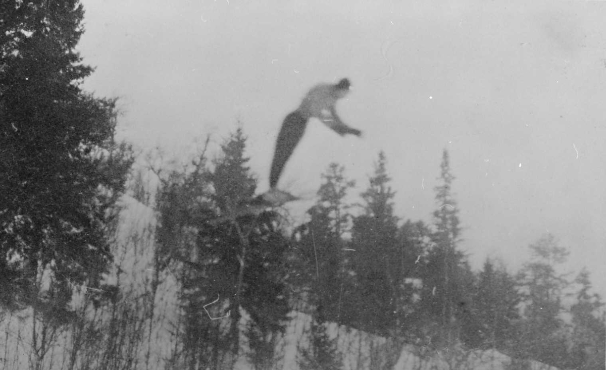 Skihopper i svevet. Hovedkretsrennet 1939 kombinert hopp