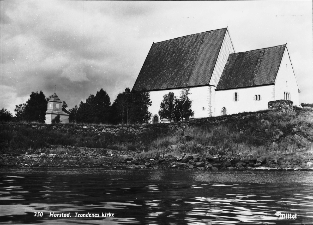 Trondenes Kirke Med Forsvarsmuren I Forgrunnen Sør Troms Museum Digitaltmuseum 