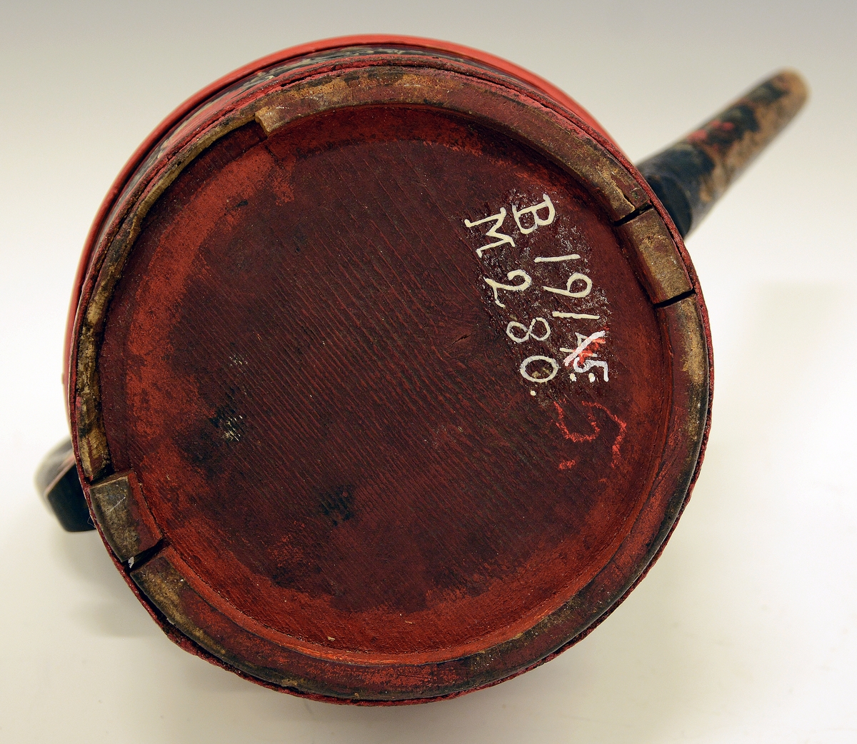 Tutekanne i tre. Fra protokollen: Ølkande med tut, laak og hank; dreiet arbeide i 2 halvdeler; rosemaling paa sort bund.