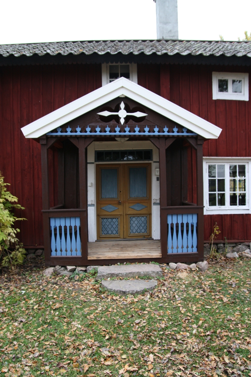 Byggnadsvårdsåtgärder på veranda, på mangårdsbyggnaden på hembygdsgården Härledsgården, Torstuna Härled 1:5, Torstuna socken, Uppland 2014