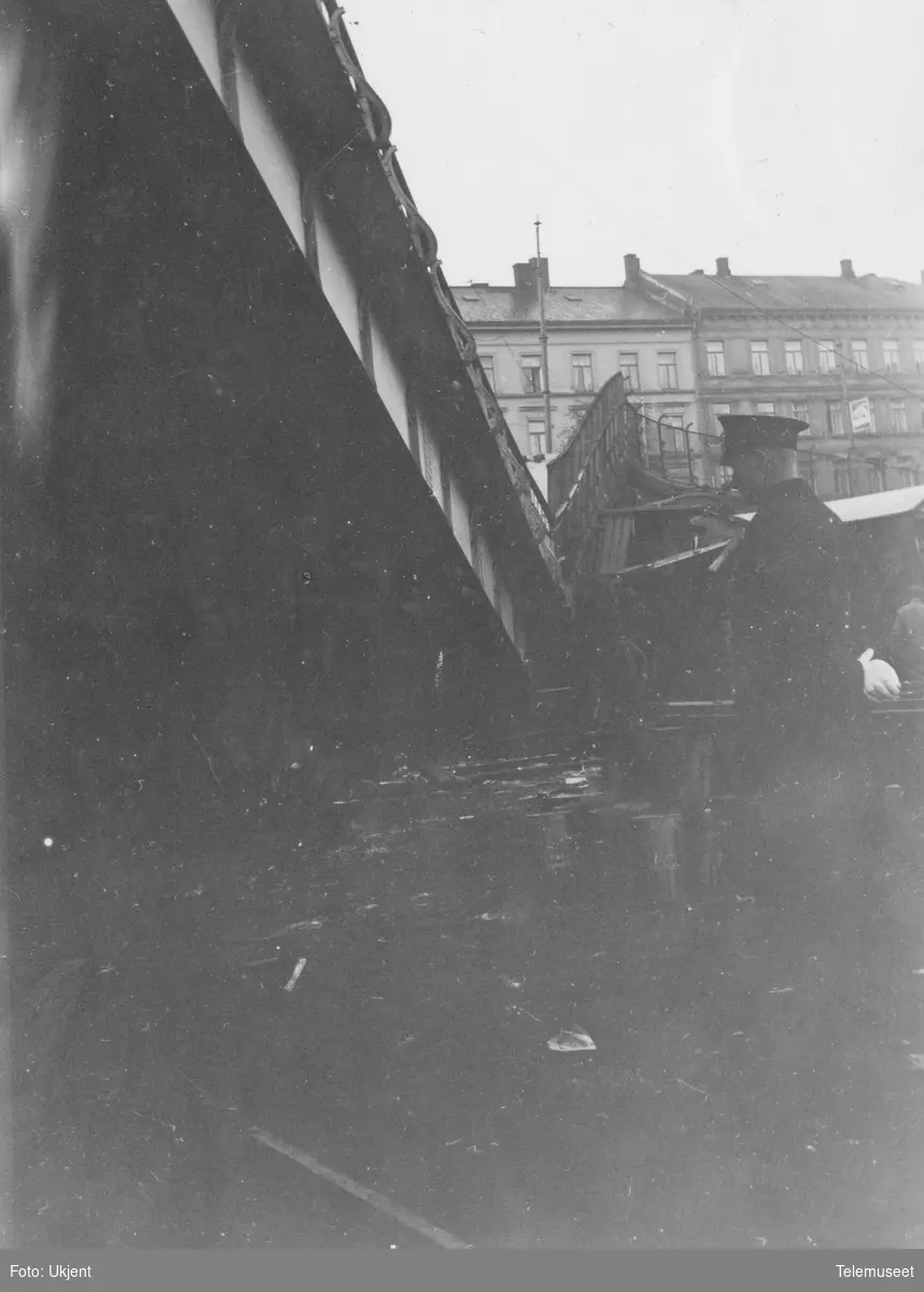 Sammenstyrtning av broen over jernbanen i Oslogate. Nordsiden sett mot byen
