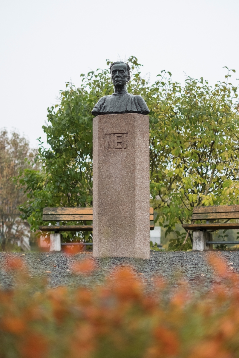Nei-støtten ved Ila landsfengsel/Grini museum. Minnesmerke over Lauritz Sand som satt på Grini fra 1941 til frigjøringen i 1945