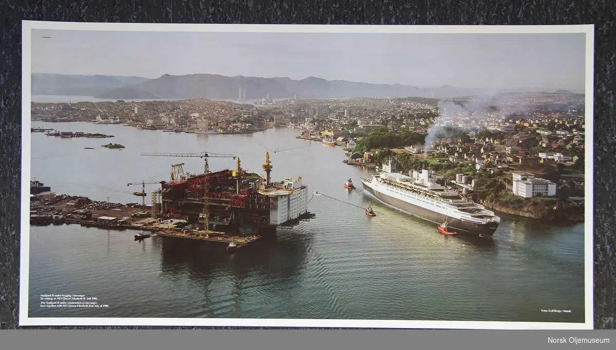 Fotografi av innseilingen til Stavanger-by under byggingen av Statfjord B, samt M/S Queen Elizabeth II.