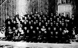 Lærer og elever ved Skjønhaug skole i Trøgstad 1895. Lærer E