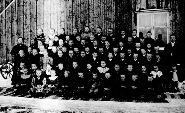 Lærer og elever ved Skjønhaug skole i Trøgstad 1895. Lærer E