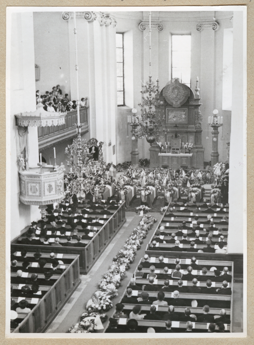 Bilden visar jordfästningen av sex av offren från ubåten Ulven fredagen den 6. augusti 1943 i Fredrikskyrkan. Officiant Ehmgård, organist Murgård, Kungl. Flottans musikkår, dirigent Harry Olsson.