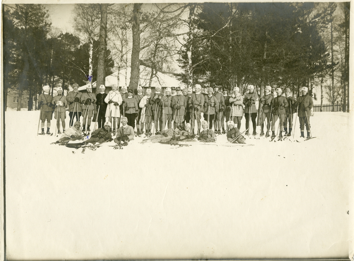 Grupporträtt av officerare på skidor 1910-tal.